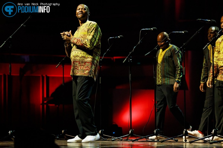 Ladysmith Black Mambazo op Ladysmith Black Mambazo - 11/05 - TivoliVredenburg foto