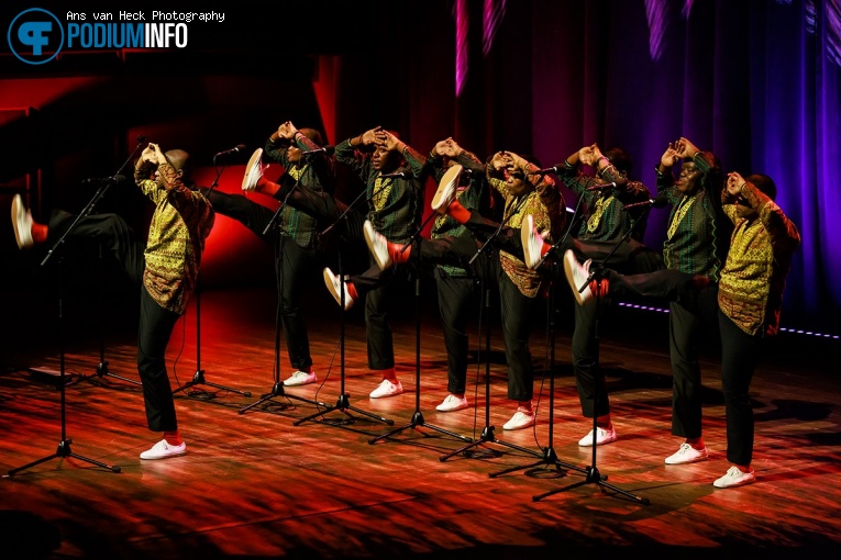 Ladysmith Black Mambazo op Ladysmith Black Mambazo - 11/05 - TivoliVredenburg foto