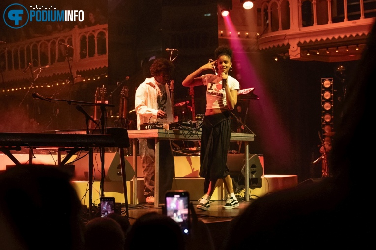 Aby Coulibaly op Olivia Dean - 13/05 - Paradiso foto