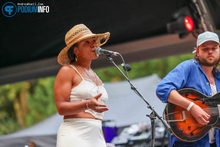 Future Husband op Corinne Bailey Rae - 19/08 - Openlucht Theater Amsterdamse Bos foto