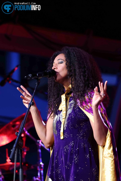 Corinne Bailey Rae op Corinne Bailey Rae - 19/08 - Openlucht Theater Amsterdamse Bos foto