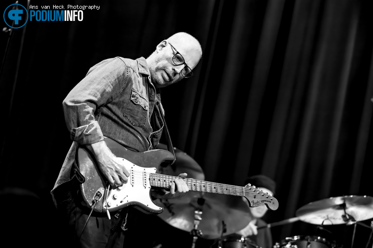 Oz Noy op Oz Noy Trio w/ Anton Fig & Jimmy Haslip - 17/10 - Boerderij foto