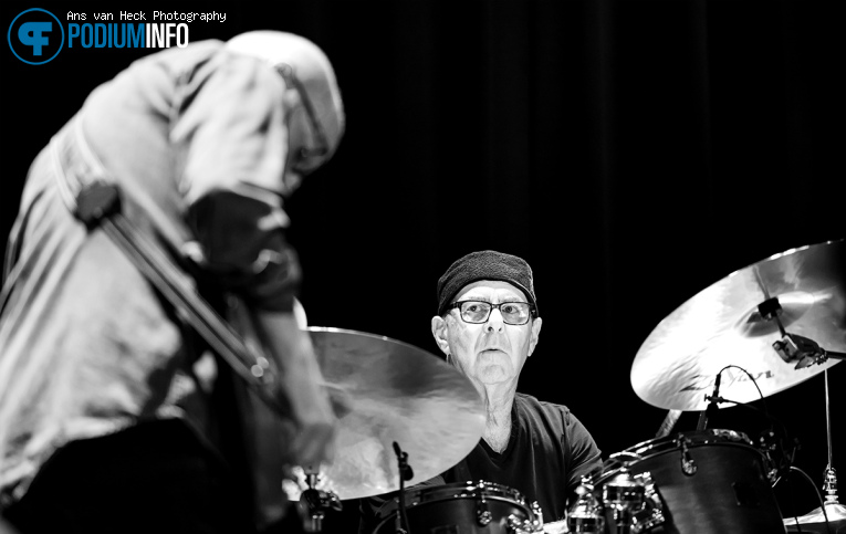 Anton Fig op Oz Noy Trio w/ Anton Fig & Jimmy Haslip - 17/10 - Boerderij foto