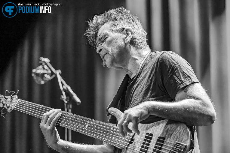 Jimmy Haslip op Oz Noy Trio w/ Anton Fig & Jimmy Haslip - 17/10 - Boerderij foto