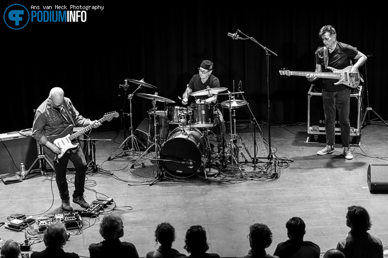 Oz Noy op Oz Noy Trio w/ Anton Fig & Jimmy Haslip - 17/10 - Boerderij foto