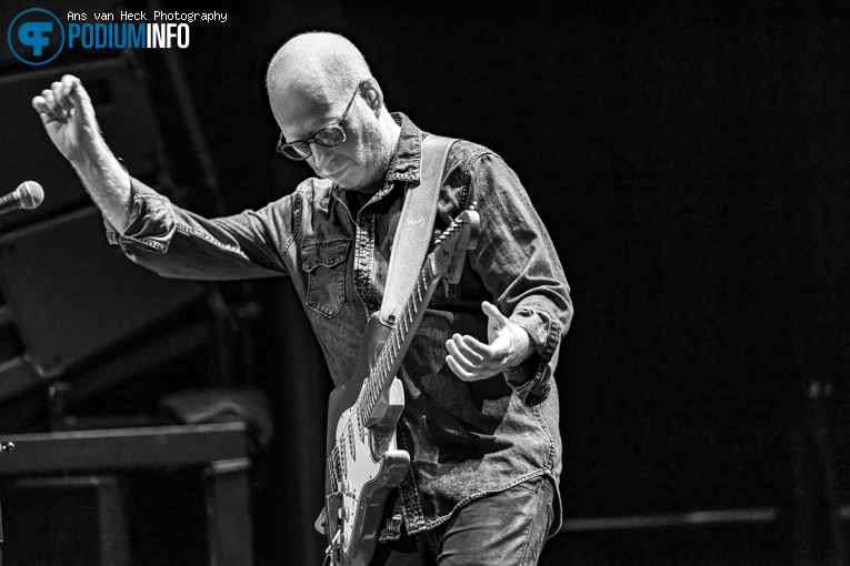 Oz Noy op Oz Noy Trio w/ Anton Fig & Jimmy Haslip - 17/10 - Boerderij foto