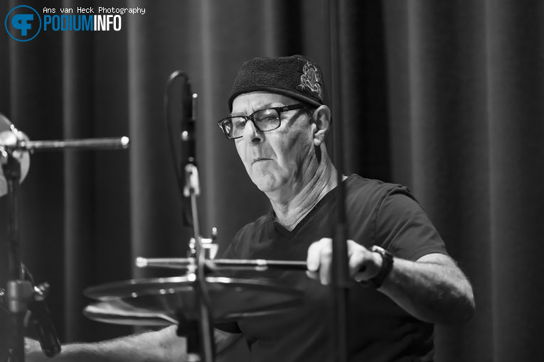 Anton Fig op Oz Noy Trio w/ Anton Fig & Jimmy Haslip - 17/10 - Boerderij foto