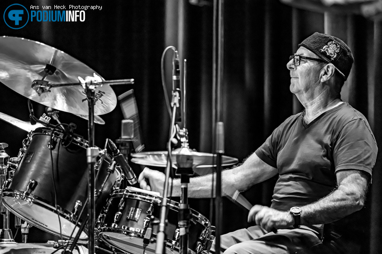 Anton Fig op Oz Noy Trio w/ Anton Fig & Jimmy Haslip - 17/10 - Boerderij foto