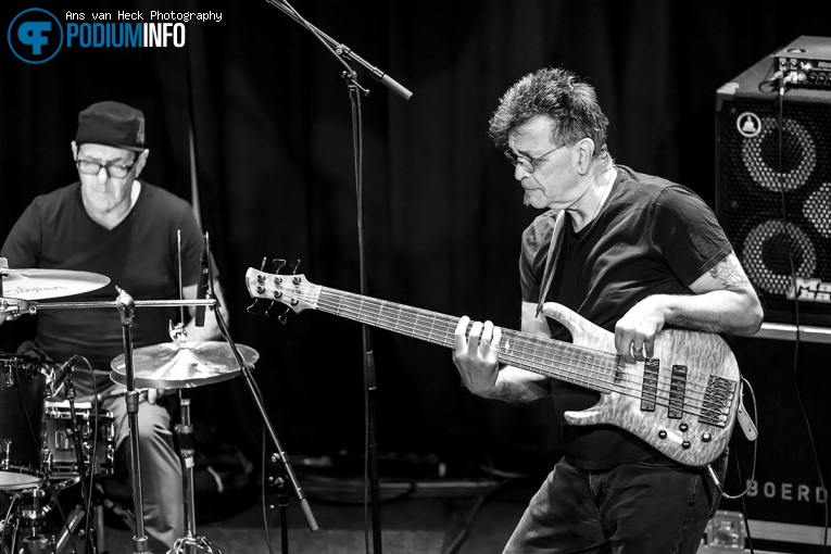 Jimmy Haslip op Oz Noy Trio w/ Anton Fig & Jimmy Haslip - 17/10 - Boerderij foto