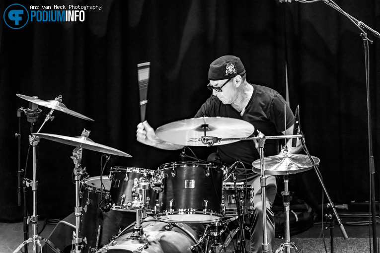 Anton Fig op Oz Noy Trio w/ Anton Fig & Jimmy Haslip - 17/10 - Boerderij foto