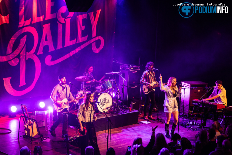 Elles Bailey op Elles Bailey - 20/10 - TivoliVredenburg foto