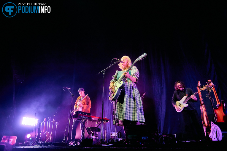 Bess Atwell op Ben Howard - 06/11 - AFAS Live foto