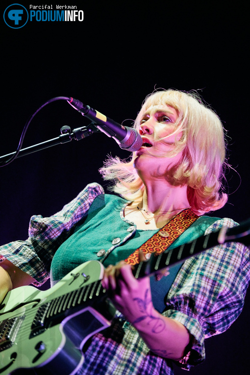 Bess Atwell op Ben Howard - 06/11 - AFAS Live foto