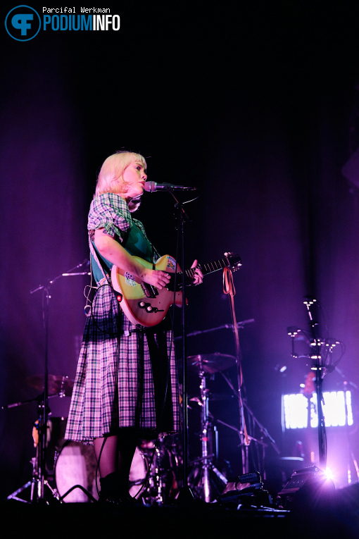 Bess Atwell op Ben Howard - 06/11 - AFAS Live foto