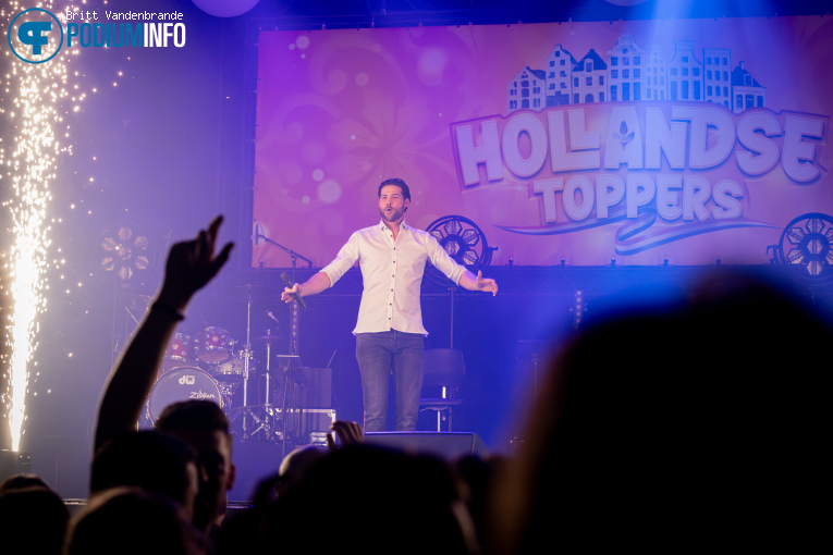 Zanger Kafke op Hollandse Toppers: John West live met band - 13/12 - 013 foto