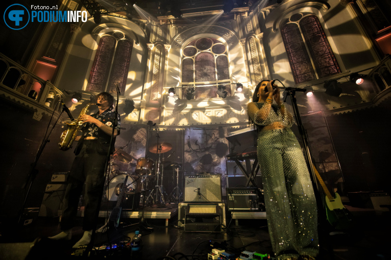 Nabihah Iqbal op Sharon Van Etten - 08/03 - Paradiso foto