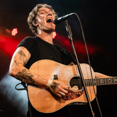 ESNS onthult eerste 42 namen voor Eurosonic 2027 o.a. Aaron Rowe, Erika Vikman en panicbaby